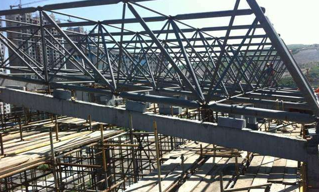 十堰简述网架公司的黑色压型钢板的吊装步履